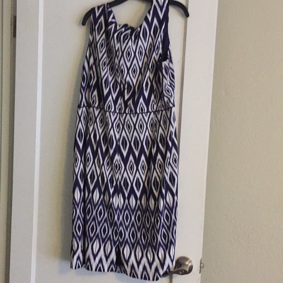 Pattern dress - Picture 2 of 3